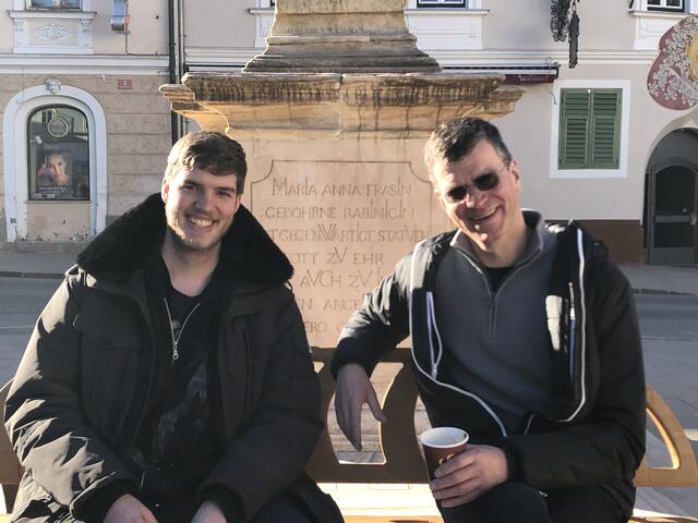 FePlus Spitzenkandidat Heinz Breschan (r.) mit seinem Sohn. Sie warten auf den Beginn der Auszählung, wo sie als Wahlzeugen dabei sein.