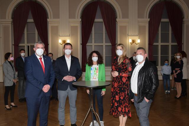 Von links: Die Bürgermeisterkandidaten Hannes Primus (SPÖ), Josef Steinkellner (ÖVP), Susanne Dohr (GRÜNE), Isabella Theuermann (FPÖ) und Thomas Auer (Liste Auer) im Wolfsberger Rathaus.