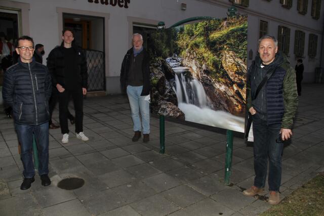 Die Wanderausstellung dokumentiert die wunderbare Welt der Sulm auf der Koralm: Günter Knaß, Simon Mathauer, Christian Koller und Heinrich Pansi (v. l.) vor dem abendlichen Lerchhaus | Foto: Josef Fürbass