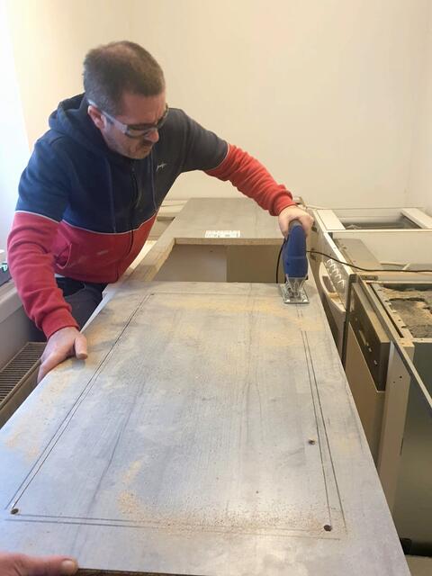 Stefan Gaul beim Aufbau der Küche.