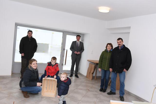 Vizebürgermeister Mario Wührer, Melanie Kronsteiner mit Tobias und Leon, Bürgermeister Werner Krammer, Josefa und Florian Fuchsluger.