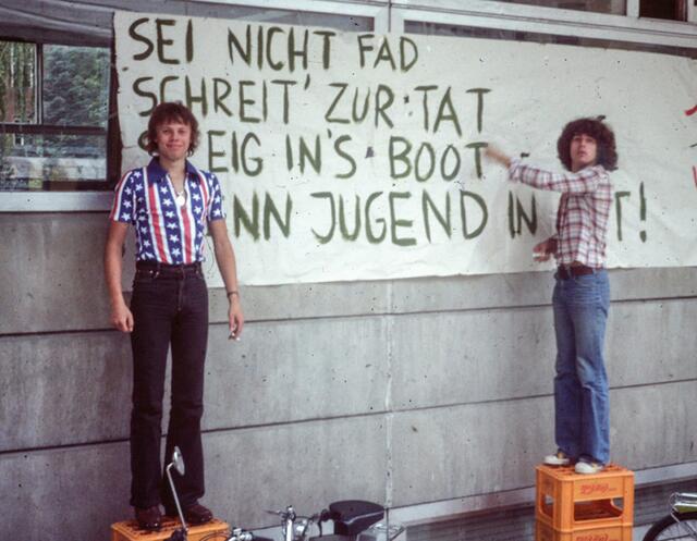 Im Juni 1977 protestierten Jugendliche mit Schlauch- und Paddelbooten zwischen Telfs und Kufstein gegen die prekäre Lage der Tiroler Jugendzentren. | Foto: Archiv Windischer