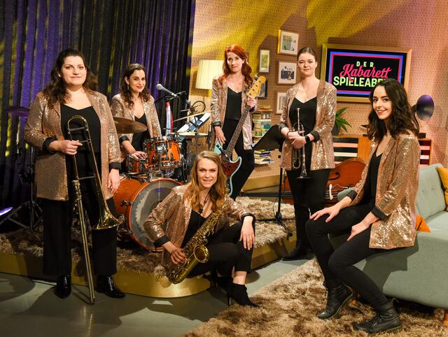 "Meine Band" beim Auftritt im Zuge des Kabarett-Spieleabends am 19. Februar im ORF, ganz links am Bild Christina Baumfried.