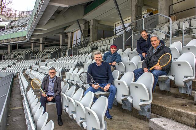 "Probesitzen" auf der neuen Bestuhlung der Südtribüne: Bgm. Klaus Winkler, Herbert Günther, Markus Bodner, Vize-Bgm. Gerhard Eilenberger (v. li.) und Turniergeschäftsführer Florian Zinnagl (hi). | Foto: smpr.at