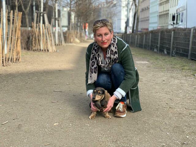 Dackel Theo und Frauchen Christina Schlosser sind aktuell nicht begeistert von der Hundezone am Lerchenfelder Gürtel 30–32.