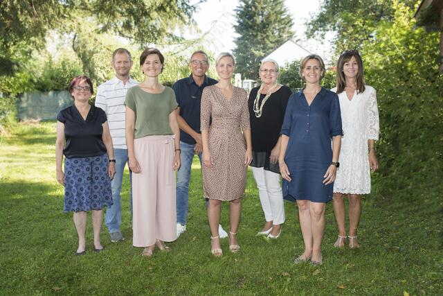 Susanne Bilinger (Mitte, braunes Kleid) und ihr Vorstand des Vereins Frauenhaus-Innviertel machen auf Forderungen anlässlich des Weltfrauentags aufmerksam.