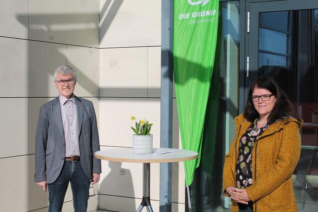 Karl Mair-Kastner übergibt sein Stadtratsmandat schon jetzt an Bürgermeisterkandidatin Christa Außerwöger.