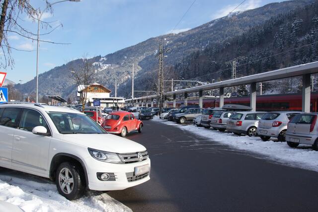 Parkhaus geplant: Auf der Park&amp;Ride Anlage beim Bahnhof Landeck-Zams mit derzeit 225 Stellplätzen kommt es immer wieder zu Engpässen. | Foto: Othmar Kolp