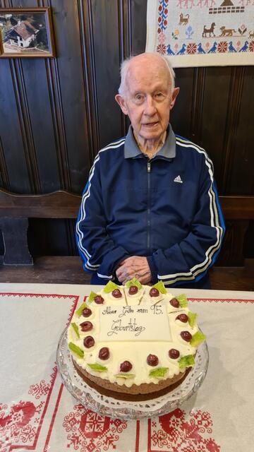 Franz Daxner erhielt zum 95er eine leckere Torte.