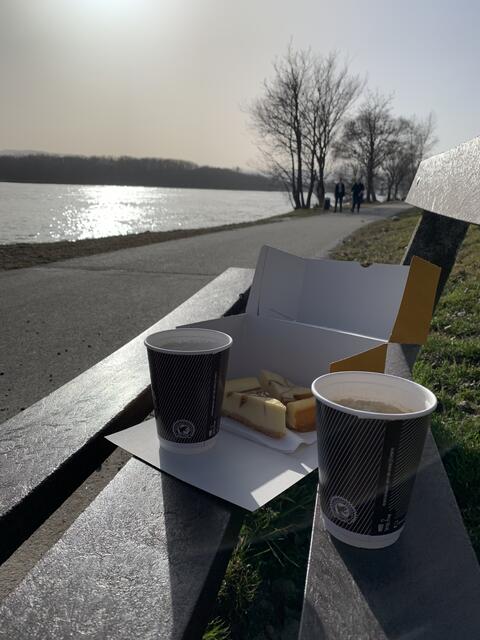 Coffee to go plus Kuchen ...