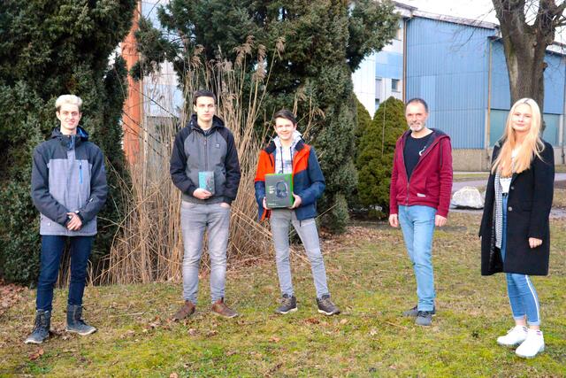 Lukas Tieber (Obmann eSports Mostviertel), Thaddäus Knapp (CS:GO Sieger), Gabriel Pöchlbauer (CS:GO Sieger), Günther Sterlike (Vorstandsmitglied eSports Mostviertel) , Laura Baumann (Sponsoring Beauftragte eSports Mostviertel)