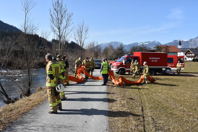 Einsatz für die Feuerwehren Bruckhäusl sowie Kirchbichl am Freitag: Ein 43-Jähriger entsorgte ein Öl-Wasser-Gemisch im Möslbach.  | Foto: ZOOM.Tirol
