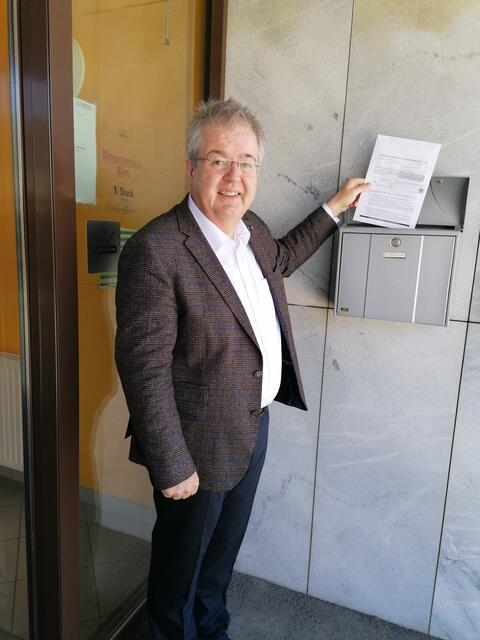 Walter Zemrosser hat per Briefwahl gewählt und sein Briefwahlkuvert in den Postkasten der Stadtgemeinde eingeworfen.