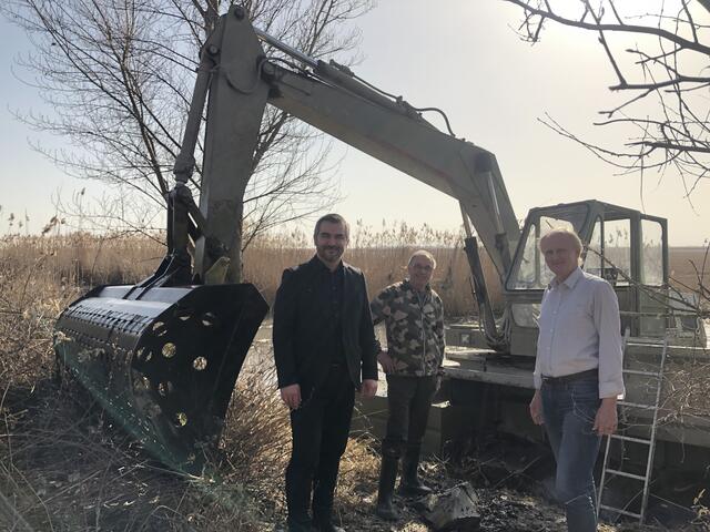 v.l.n.r.: LR Heinrich Dorner, Maschinenbauer Josef Pasteiner und Bürgermeister Erwin Preiner mit dem "Amphi-Cat" am Windener Ortsbach