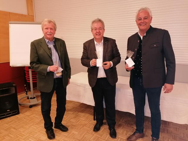 Bürgermeister-Trio: Der neue Bürgermeister Walter Zemrosser flankiert von den Alt-Bürgermeistern Manfred Mitterdorfer (links) und Alexander Benedikt.