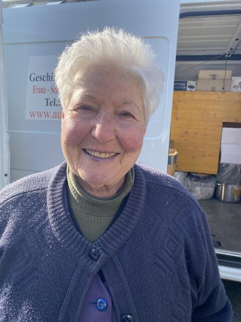 Frau Widl, Schwechat