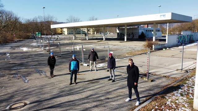 Johannes Bachleitner, Wolfgang Gerold und Peter Pelz (v.r.) fordern einen Sportplatz. Maximilian Schubert und Matthias Lichem haben Pläne.