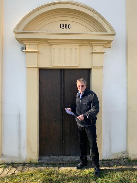 Pfarrer Mag. Andreas Hankemeier am schiefen Glockenturm von Walbersdorf. | Foto: Isabella Rameder