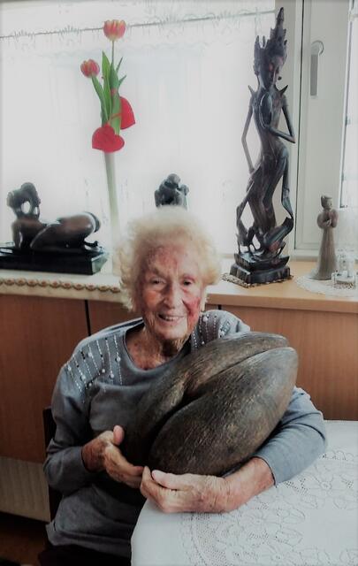Die bald 100-jährige Bewohnerin Maria Klebl bereicherte die Veranstaltung mit ihren Reiseerzählungen und brachte die Senioren mit ihrer Seychellen-Nuss zum Staunen.