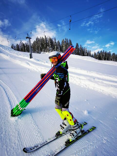 Ajdin Domenig packt beim Training in der Ski-Mittelschule bei jeder Arbeit mit an: „Nur gemeinsam sind wir stark.“ | Foto: Privat