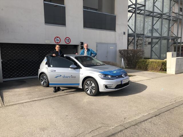 "sharetoo"-Projektleiter Dominik Grimm (l.) vor der Ausfahrt mit Christian Eizinger im VW E-Golf, der ab sofort allen zur Verfügung steht.
