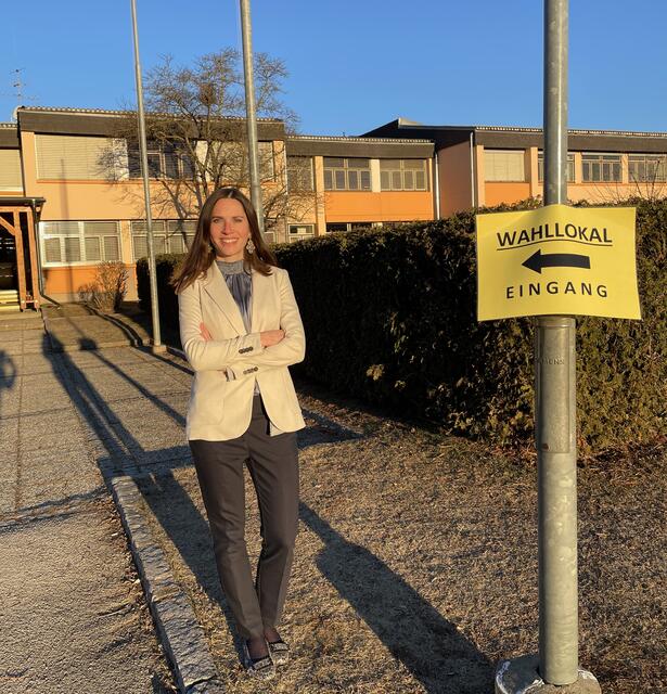 Andrea Feichtinger vor dem Wahllokal. Sie ist neue Bürgermeisterin in Kappel.