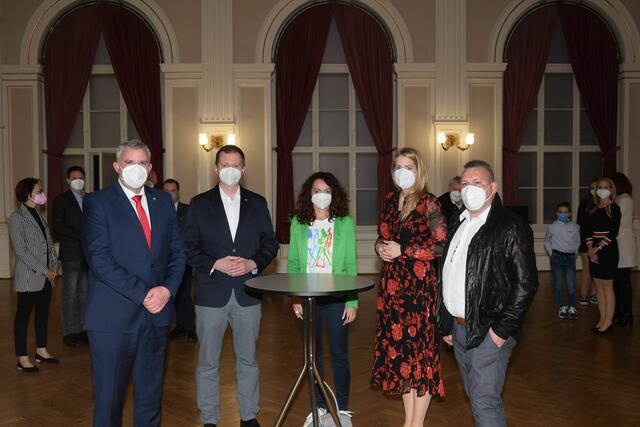 Die Wolfsberger Spitzenkandidaten vor der Verkündung des vorläufigen Urteils. Von links: Hannes Primus, Josef Steinkellner, Susanne Dohr, Isabella Theuermann, Thomas Auer (von links).