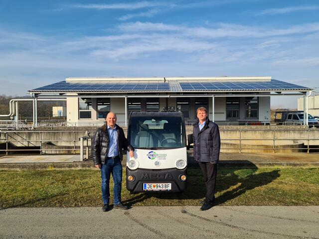 Obmann Bürgermeister Mario Trinkl und Obmann-Stellvertreter mit dem neu angeschafften E-Auto.