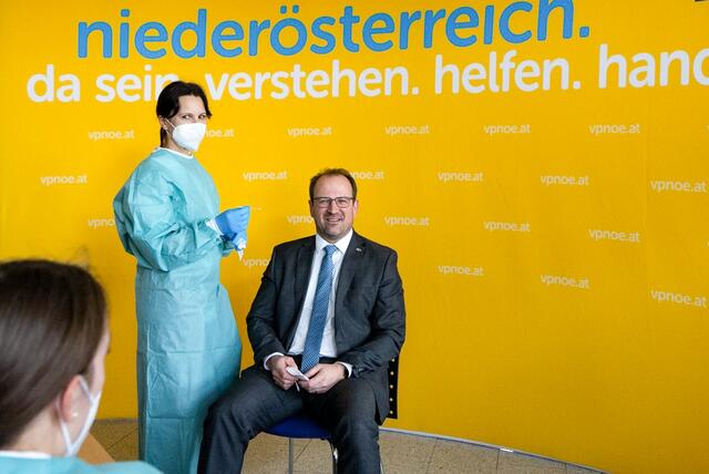 VPNÖ-Landesgeschäftsführer Bernhard Ebner wird gleich bei der neuen Teststraße getestet.