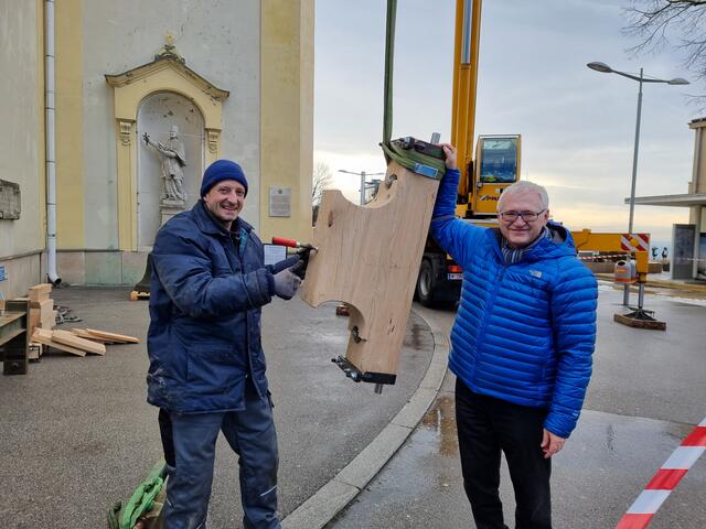 Pater Roman Krekora (r.) ersucht für die Glockensanierung um finanzielle Mithilfe aus der Bevölkerung.