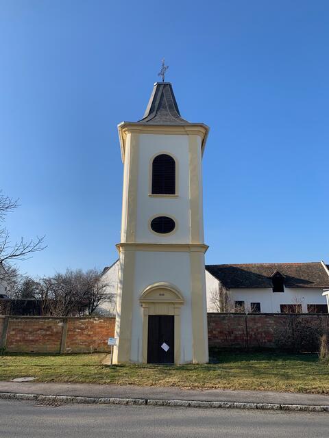 Den schiefen Turm von Walbersdorf sollte man kennen. Er erzählt die Geschichte vom Konflikt zwischen den Konfessionen, aber auch wie damit  umgegangen wurde und schließlich die Geschichte der Versöhnung. | Foto: Isabella Rameder