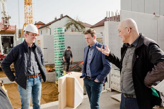 Stefan Kaineder (Mitte) und Bernhard Waldhör (rechts) besichtigten Grieskirchens Baustellen.