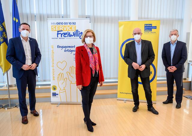 Landesrat Jochen Danninger, Landeshauptfrau Johanna Mikl-Leitner, Konrad Tiefenbacher, Service Freiwillige, und Martin Lammerhuber, Kultur.Region.Niederösterreich