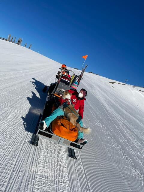 Von der Bergstation wurden die Teams von vier Skidoos ins Übungsgebiet transportiert.