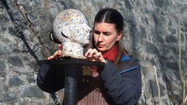 Mit "Eat the Artist" schafft Maria Bichler ein vergängliches Kunstwerk aus Vogelfutter. | Foto: Das Zentrum
