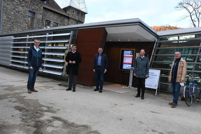 Beim Eingang zur Impfstraße in Waidhofen: Johannes Heuras (Bürgermeister St. Peter/Au), Werner Krammer (Bürgermeister Waidhofen), Thomas Raidl (Bürgermeister Sonntagberg), Christian Schneider (Magistratsdirektor Waidhofen) und Johann Eblinger (Amtsleiter Sonntagberg)
