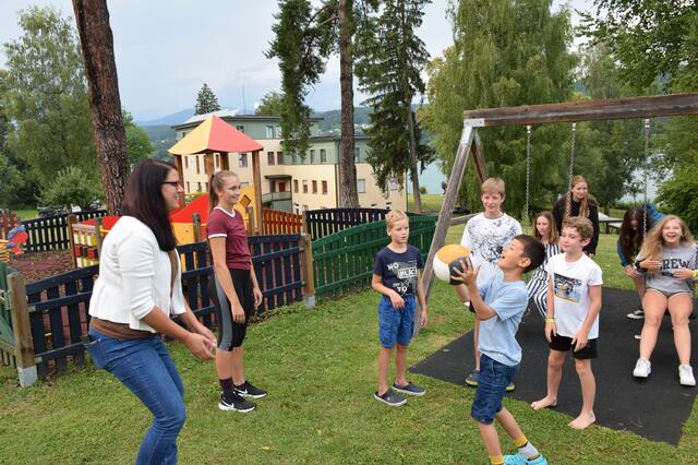 Das Jugendreferat des Landes Kärnten von Landesrätin Sarar Schaar (links) bietet leistbare Sommer-Camps für Kinder und Jugendliche an (Archivfoto).