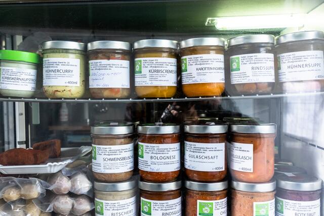 Fertig gekochte Produkte im Glas oder vakuumierte Fleischwaren gibt es in Graz nun mehrfach in Automaten zu kaufen. | Foto: Jorj Konstantinov