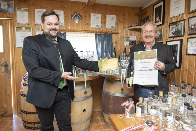 Landessieger Franz Simon (r.) mit Verkostungschef Georg Thünauer (l.)