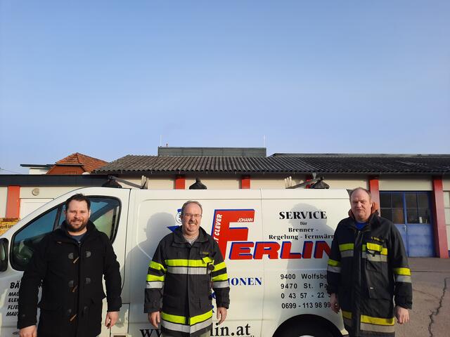 Christoph Ferlin (links) mit FF-Kommandant Gerald Sulzer (Mitte) und Siegi Krobath