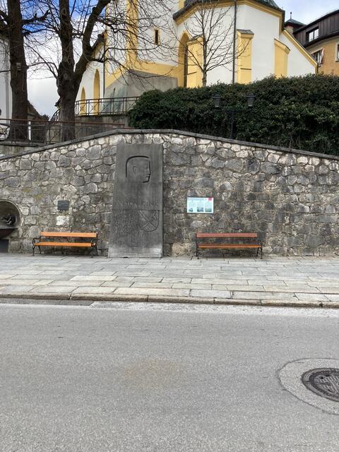An der Stelle des Kinkdenkmals könnte man den Zugang zu einem Aufzug, der zum Kirchplatz hinauf fährt, errichten, so die Idee Mayrs.