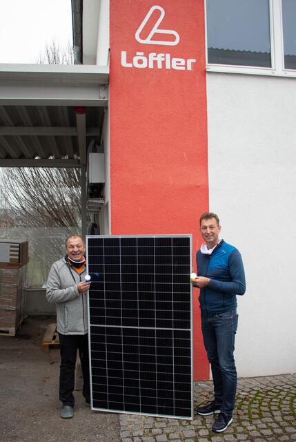 Geschäftsführer Otto Leodolter (rechts) nahm mit Bauleiter Gottfried Hörmanseder die neue Photovoltaik-Anlage in Betrieb