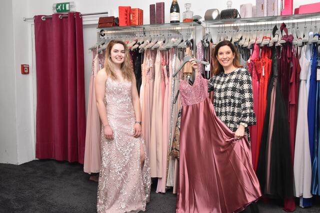 Kerstin Bruckner durfte sich im Modehaus bei Nina Stift ein Ballkeid aussuchen