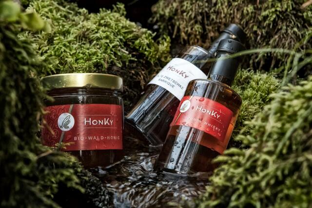 Honky steht für edle Destillate, Liköre, und Honig in Bio-Qualität aus dem Granithochland.  | Foto: Honky