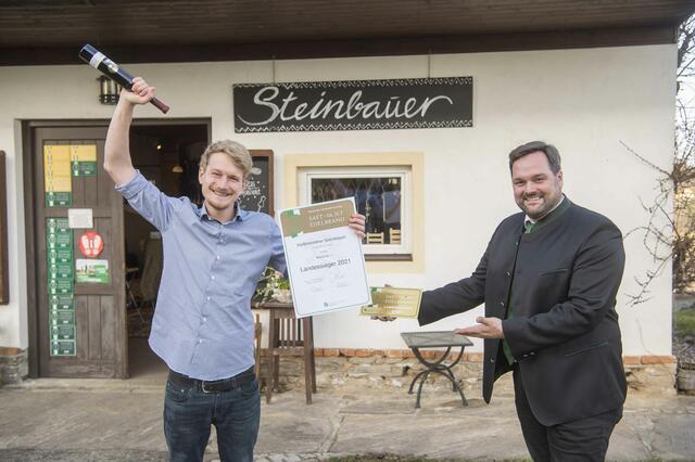 Verkostungschef Georg Thünauer (r.) freut sich mit Ulrich Steinbauer über den Landessieg
