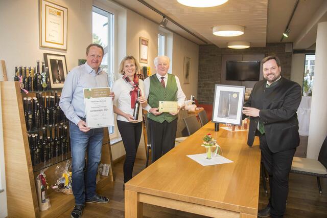 Landessieger Barbara Hainzl-Jauk mit Gatte Gottfried (l.) und Schwiegervater Josef Hainzl (2.v.r.) mit Verkostungschef Georg Thünauer in den Räumlichkeiten in Frauental. Der Schilcher Gelägerbrand hat überzeugt.