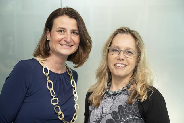 Ute Neudorfer und Karin Horneck sind die Masterminds hinter "bits4kids". Die Idee geht auf die gemeinsame Volksschulzeit ihrer Kinder zurück. | Foto: Foto Fischer