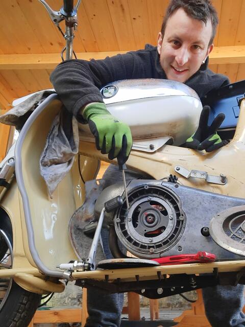 Lukas Lasser im Endspurt der Moped-Restaurierung.