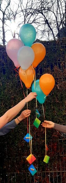 Luftballons mit Telefonnummer machen aufmerksam. | Foto: Frauenhaus