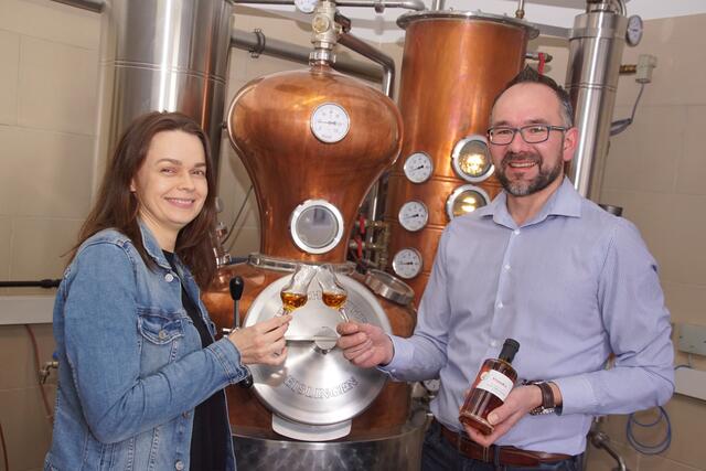 Aus der Kombination von Honig und Whisky aus Eigenproduktion haben Regina und Helmut Gumpenberger die Marke Honky für alle ihre Bio-Qualitätsprodukte kreiert.  | Foto: Helmut Eder
